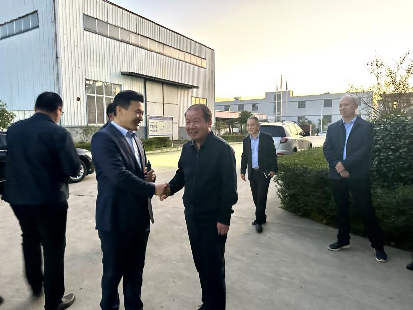 【奔月动态】信阳市平桥区委副书记、区政府区长刘庆东一行莅临奔月电气走访调研